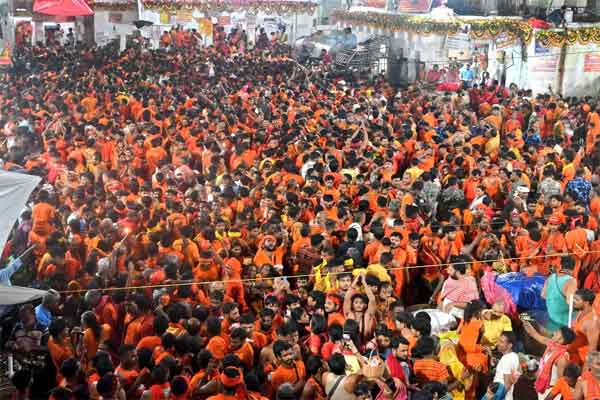 सावन की तीसरी सोमवारी पर बाबा नगरी में आस्था का जनसैलाब, 13 किमी तक लगी श्रद्धालुओं की कतारv