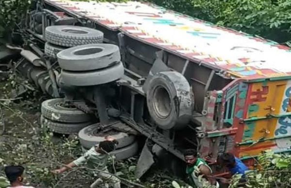 कोडरमा घाटी में भीषण सड़क हादसा, कंटेनर की टक्कर से तीन की मौत