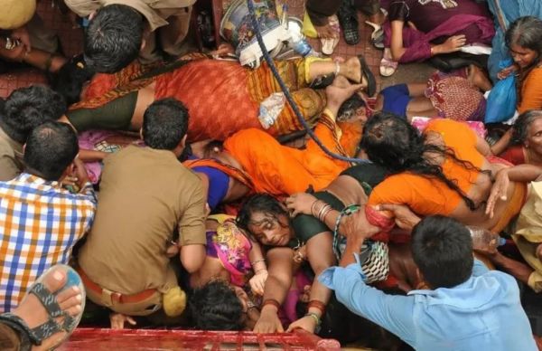 सत्संग के दौरान भगदड़ में 122 लोगों की मौत, हॉस्पिटल के बाहर बिखरे है शव