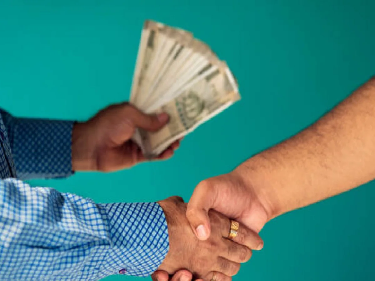 गांधीनगर थाना का ASI अजय प्रसाद घूस लेते गिरफ्तार