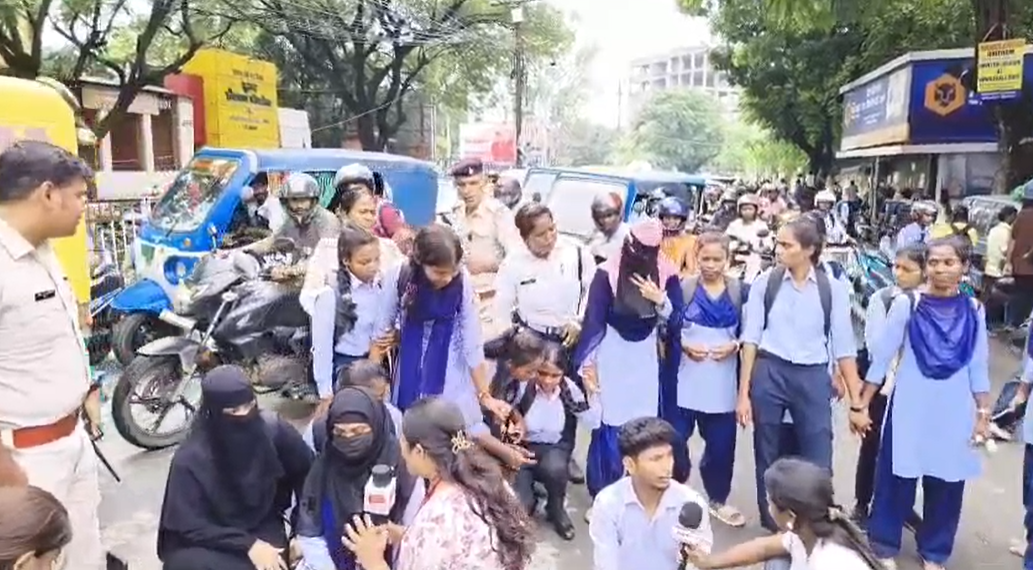 Ranchi News: रांची के Doranda College में छात्रों का फूटा गुस्सा, सड़क पर उतरे छात्र