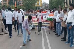 Ranchi News: रांची में हॉकी खेलते हुए प्रदर्शन, असुंता लकड़ा के समर्थन में सड़क पर उतरे लोग
