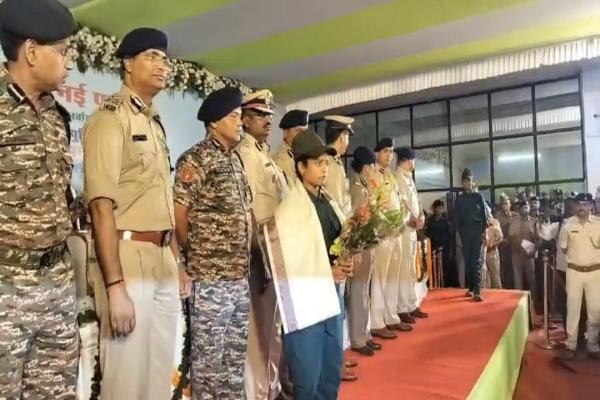 Jharkhand News: झारखंड में माओवाद को बड़ा झटका, 60 लाख के इनामी समेत 16 नक्सलियों ने किया सरेंडर