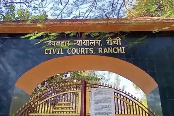 Ranchi Civil Court: 35 वकीलों को धारा 107 का नोटिस, कोर्ट परिसर में फूटा अधिवक्ताओं का गुस्सा